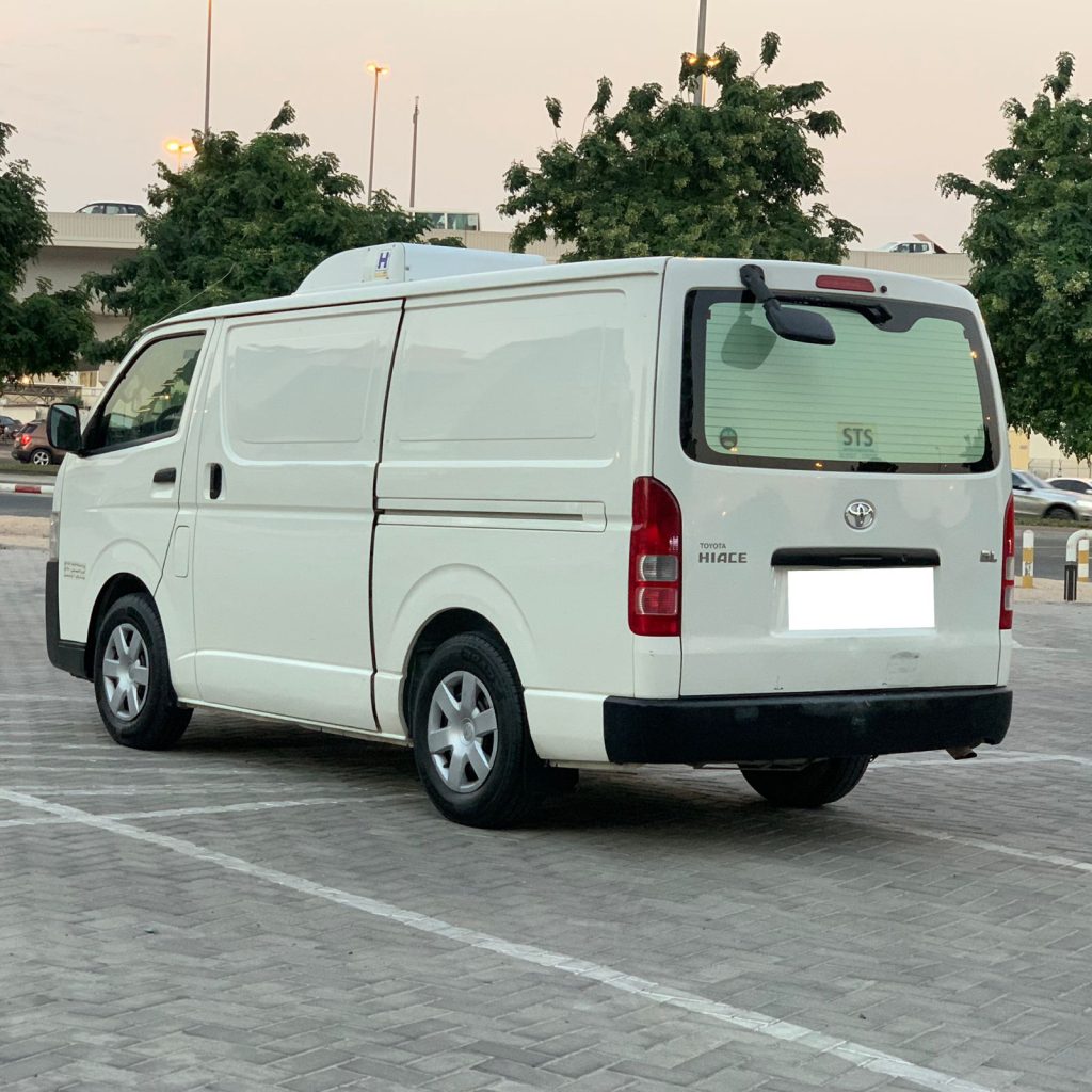 Chiller Truck with Tail Lift Rental Dubai